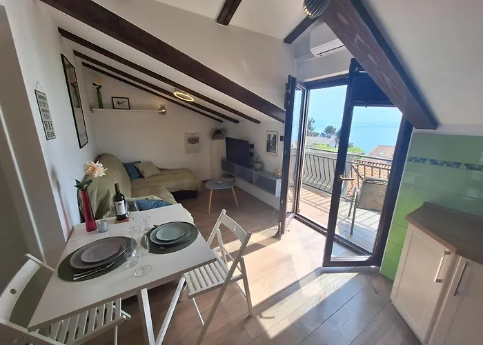 Fenix - Stunning View, Great Location & Free Parking